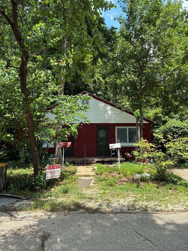 Building Photo - 1 bedroom , 1 bath Studio Duplex