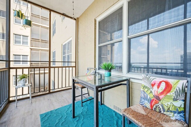 Photo - 300 W Peachtree St NW Unidad ID1299377P