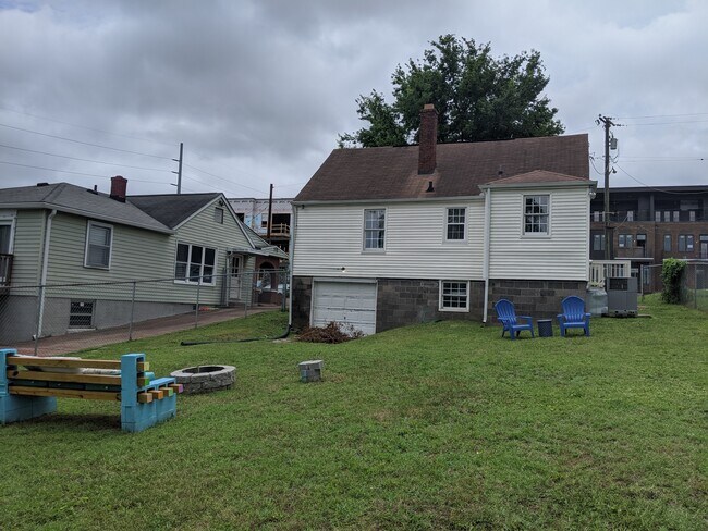 El patio trasero está cercado y tiene una hoguera. - 604 Hamilton Ave