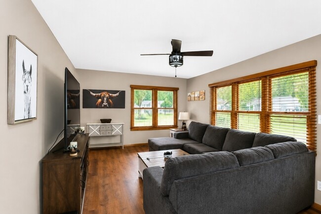 2302 Manor Ln