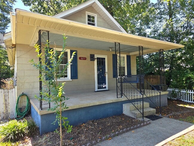Building Photo - 3bd/1ba Cottage on private street with a s... Rental