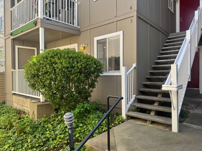 Building Photo - Gorgeous Lower End Unit with Inside Laundry Available Now!