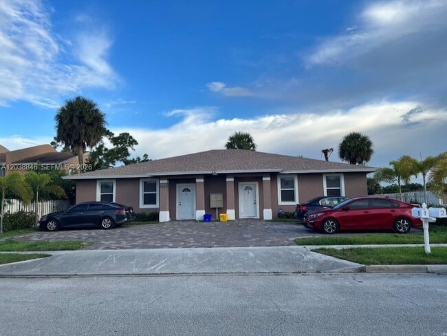 Building Photo - 1533 W 26th Ct Unit 2b