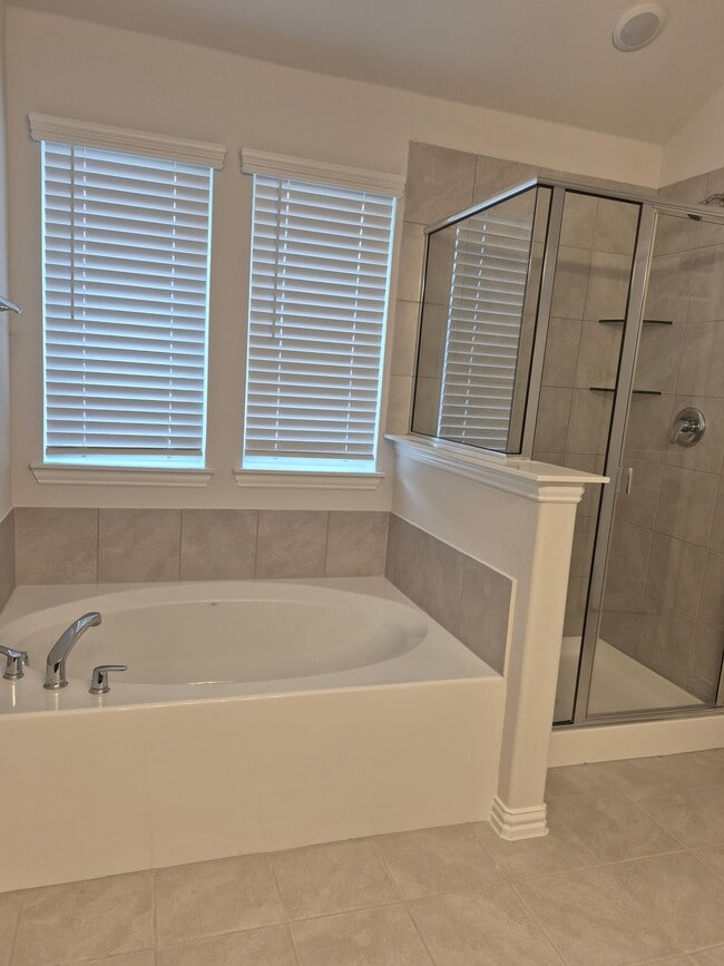 Building Photo - 3041 Hollybrook Ln