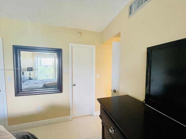 Photo - 17570 Atlantic Blvd Unidad 517