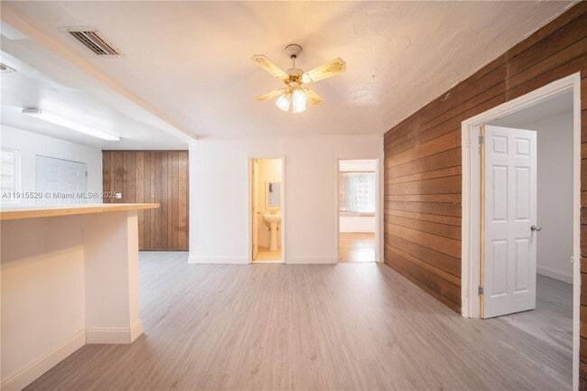 Building Photo - 435 SW 33rd Ave Unit 4