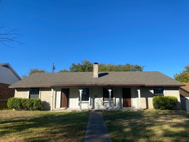 Building Photo - 2 BEDROOM DUPLEX, LAWN CARE AND WATER INCLUDED