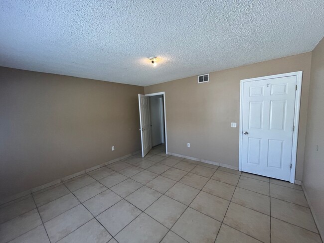 Photo - 204 Canterbury Ct