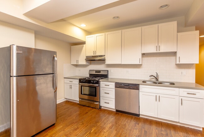 Building Photo - 1827 W Leland Ave Unit Garden Rental