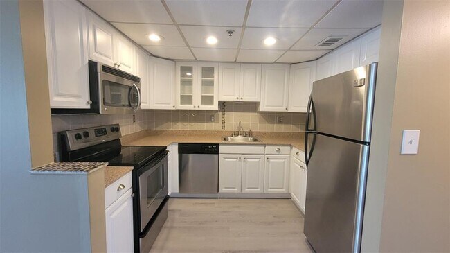 Building Photo - 3100 W Rolling Hills Cir Unit 303 Rental