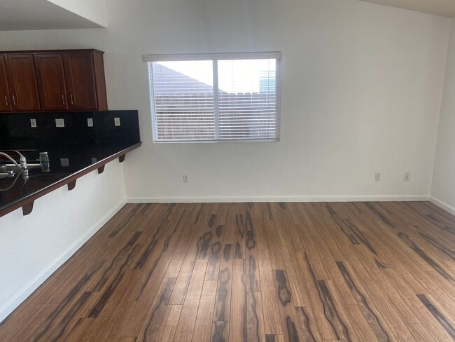 Photo - 3 Bedroom 2 Bathroom in SE Visalia!!