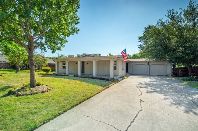 Photo - 3 Bedroom 2 Bath 2 Car Garage - Backs Up To A Nice Farm