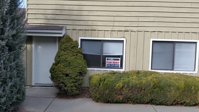 Building Photo - 2 bedroom 4 plex Rental