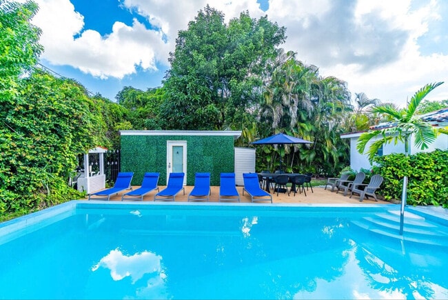 Building Photo - 935 SW 9th St Unit ID1324004P