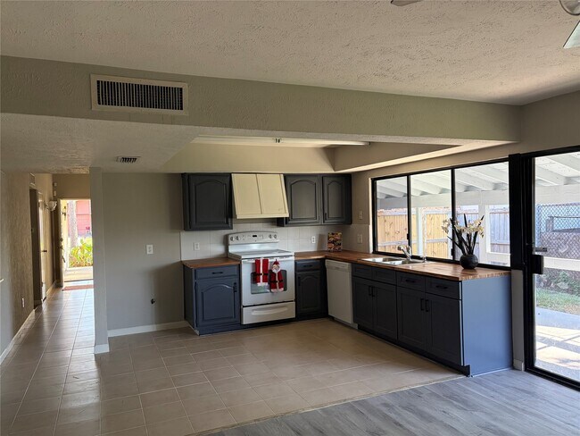 Photo - 15730 Corsair Rd