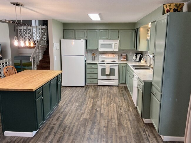 Photo - 9619 E 9th Ave