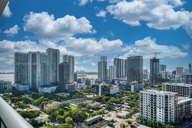 Photo - 121 NE 34th St Unidad 2502