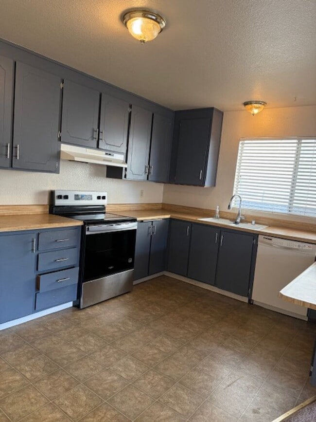 Photo - 1564 Gladstone Way