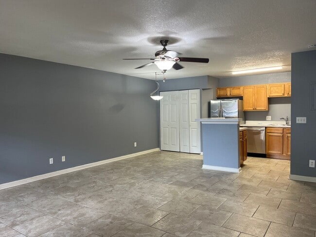 Photo - 315 Lakepointe Dr Unit 102