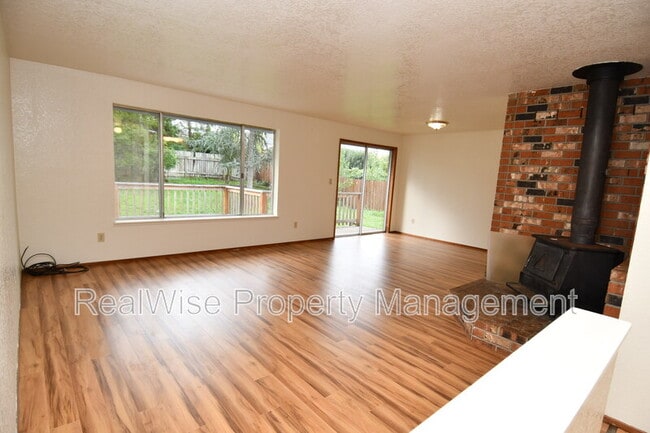 Photo - 805 NE Ash Ct