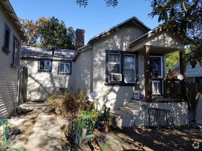 Building Photo - 1406 Manzanita St Rental