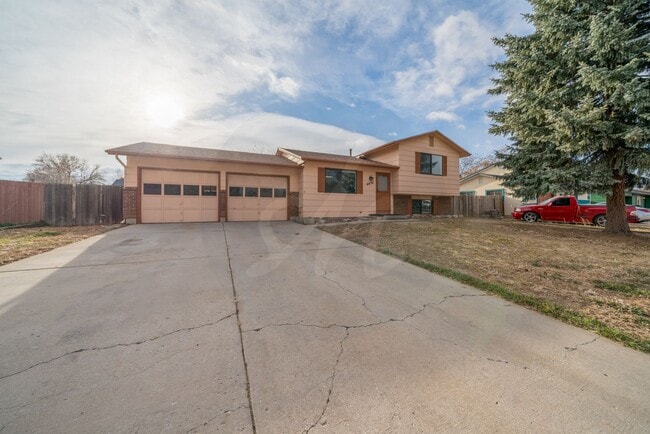 Building Photo - Great Home in Colorado Springs with 2 Car Garage