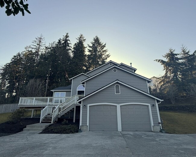 Building Photo - Illahee Home with a View and Two Primary Suites