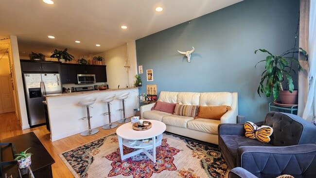 Photo - 918 W Belmont Ave Unit 204