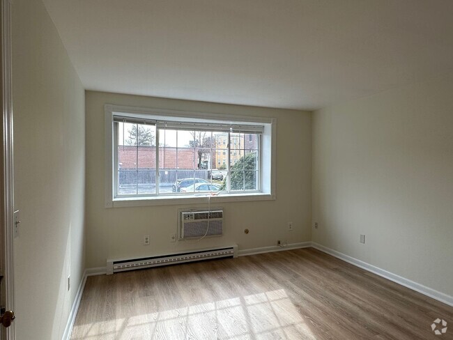 Building Photo - Large, updated 2 bedroom near the Green Li... Rental