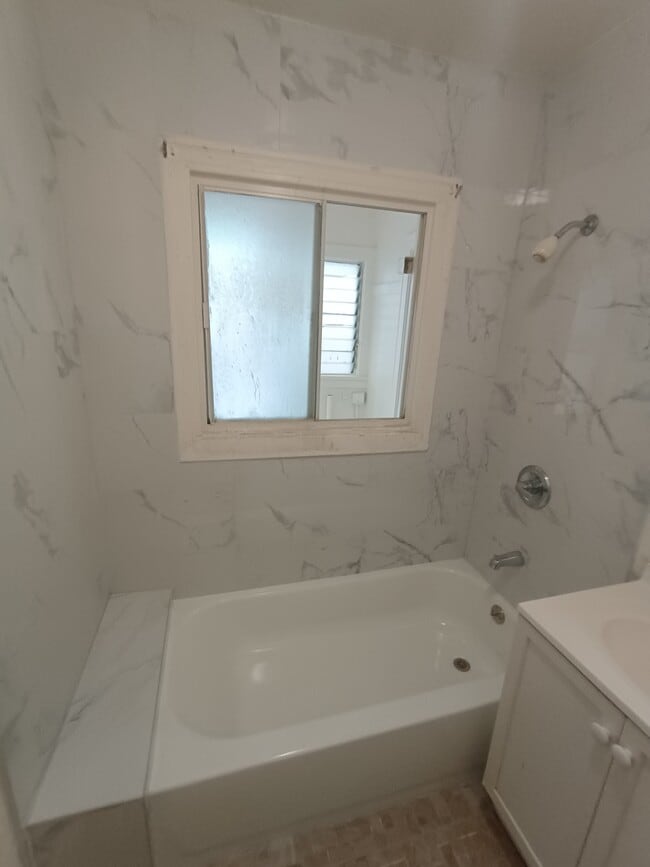 Building Photo - 2414 Birch St Unit 2414 B