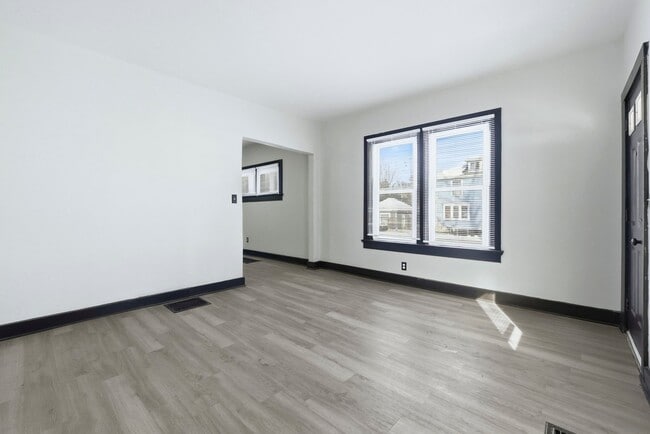 Photo - 2406 Miner St