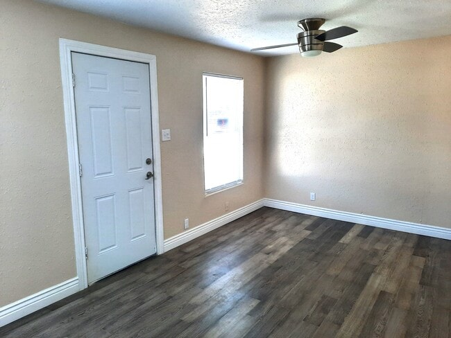 livingroom - 511 Wolf St Unit B