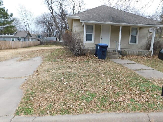 Building Photo - 2 bedroom/1 bath house located on a large ...