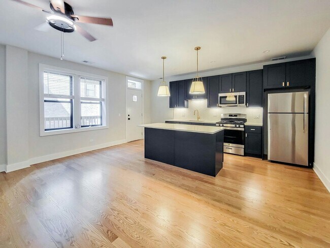 Photo - 2032 W Montrose Ave Apartment Unit 2B