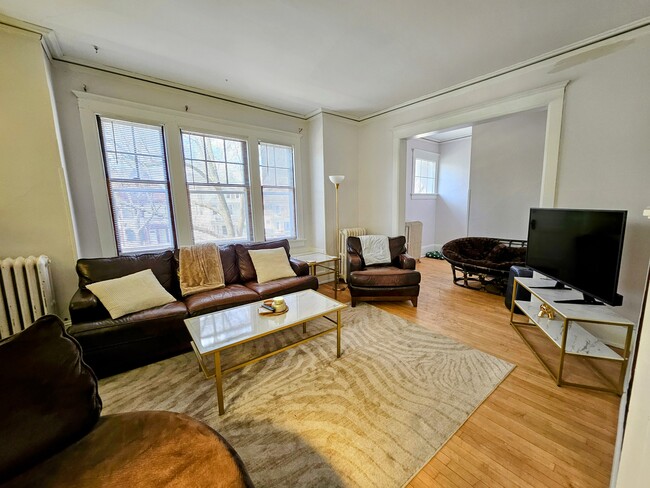 Building Photo - 2942 N Frederick Ave Unit 2942