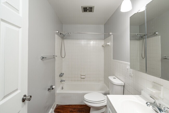 2BR, 1.5BA - 1055SF - Primary Bathroom - Fountainview East Apartments