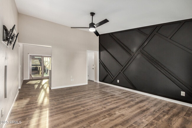 Photo - 421 E Wickieup Ln