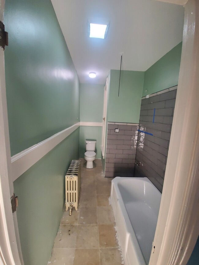 Bath Rm - 364 N York St Unit 2F