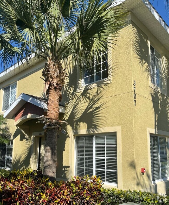 Building Photo - Gorgeous 3 Bedroom 2.5 Bath Townhome in La...