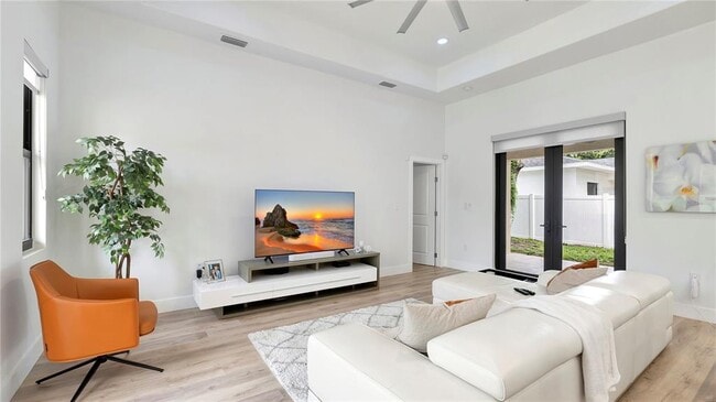 Photo - 306 E Clay Ave