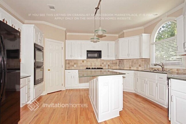 Photo - 1215 Mobile Way