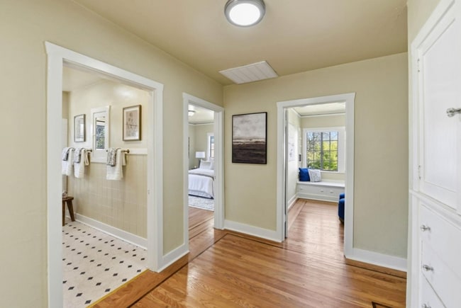 Photo - 181 College Way