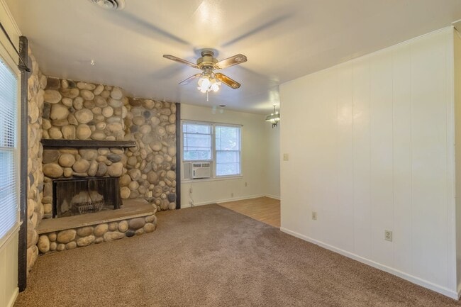 Photo - Cozy House With Great Yard Space!