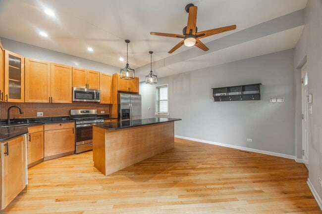 Photo - 1327 W Walton St Unit 2