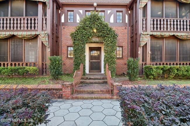 Building Photo - 2160 Forbes St Unit B