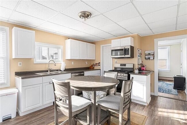 Building Photo - 268 Metacom Ave Unit 2 Rental