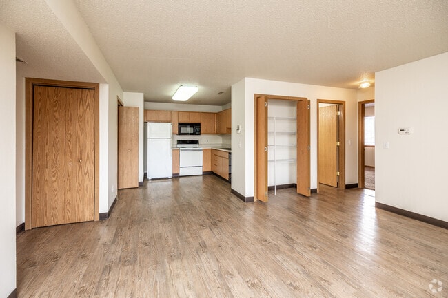 2BR, 1BA - 1st & 2nd Floor/920 SF