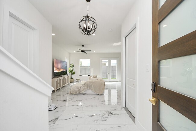 Photo - 6549 Sealey St