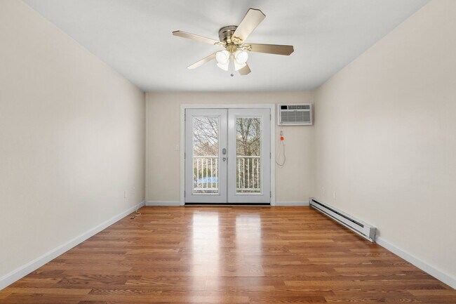 Living Room - Windjammer Apartments