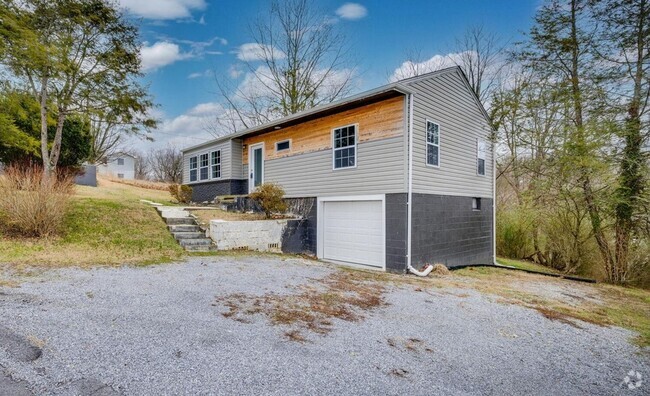 Building Photo - Newly renovated 3 bed and 1 bath house in ...